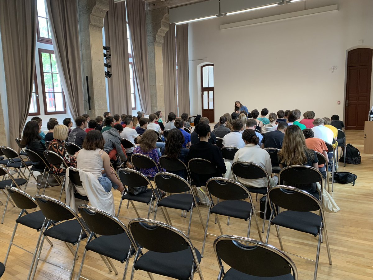 Quand une enseignante de sciences de la vie et de la terre ne veut pas laisser partir ses élèves de Terminale « sans leur avoir donné le meilleur de ce que je dois leur apporter », ça nous mène à une intervention d’Aurelien Barrau, devant des élèves captivés et impliqués.