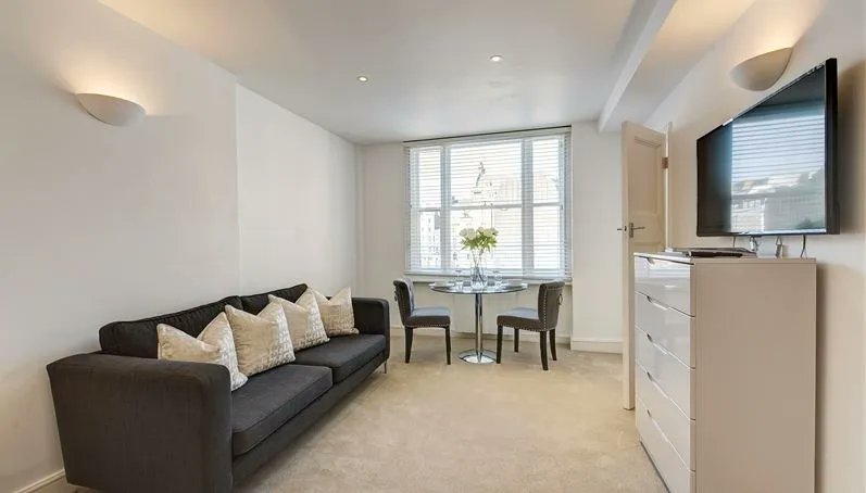 PropertyExperts's tweet photo. A well proportioned studio apartment on the third floor of this beautiful red brick building, situated in the heart of London's fashionable Mayfair, neighbouring the famous Berkeley Square. The apartment comprises a large living room area, modern bathroom and a unique kitchenette https://t.co/4yqojXXTUO