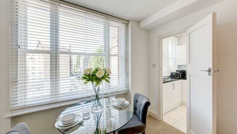 PropertyExperts's tweet photo. A well proportioned studio apartment on the third floor of this beautiful red brick building, situated in the heart of London's fashionable Mayfair, neighbouring the famous Berkeley Square. The apartment comprises a large living room area, modern bathroom and a unique kitchenette https://t.co/4yqojXXTUO
