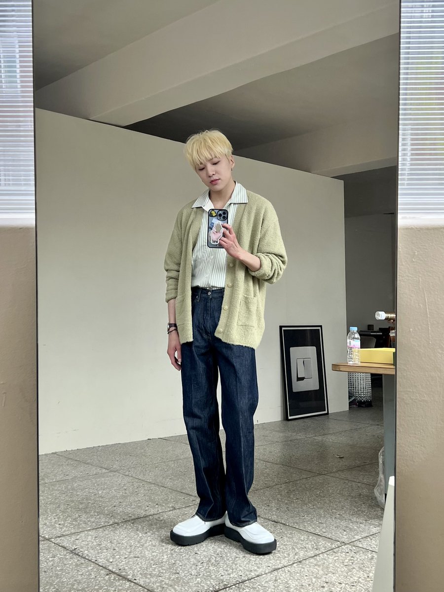 official_yoon_'s tweet photo. 거울들이 여기저기 많더라구요😉 https://t.co/nFGnyJpTKM
