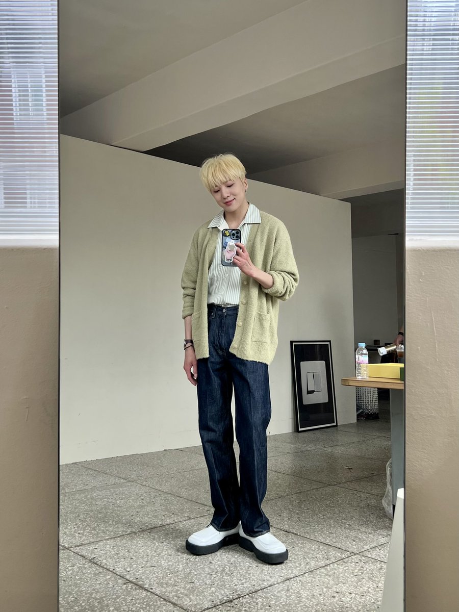 official_yoon_'s tweet photo. 거울들이 여기저기 많더라구요😉 https://t.co/nFGnyJpTKM