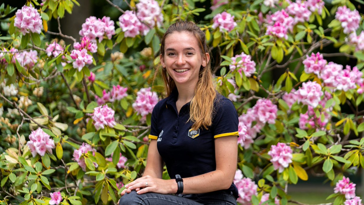 Evelien Vijn won vorig seizoen meerdere Junioren World Cups en mocht debuteren bij de senioren. Door ziektes kon ze deze vorm niet vasthouden tot de NK en WK. Nu ze is overgestapt naar Jumbo-Visma Development Team, wil ze vooral genieten van het proces.
> schaatsen.nl/nieuws/2022/me…