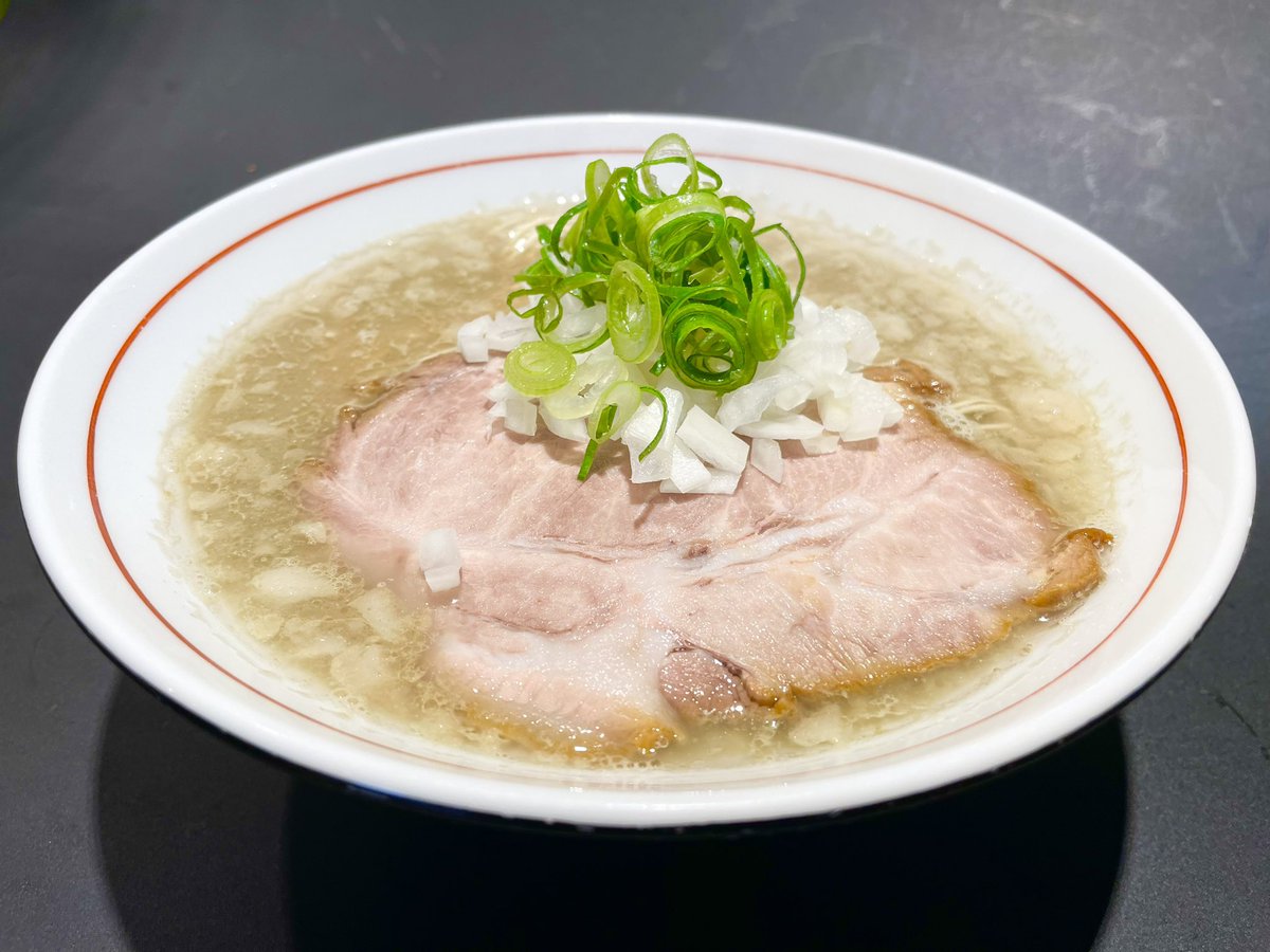 明日5/26の限定麺は 🍜ニボ豚骨 博多風極細麺 昼夜各20食 替玉もご用意してますのでスタッフにお声掛けください😊 🦪芳醇 牡蠣ラーメン 昼夜各15食 🍚日替り海鮮丼もございます🐟 明日も1