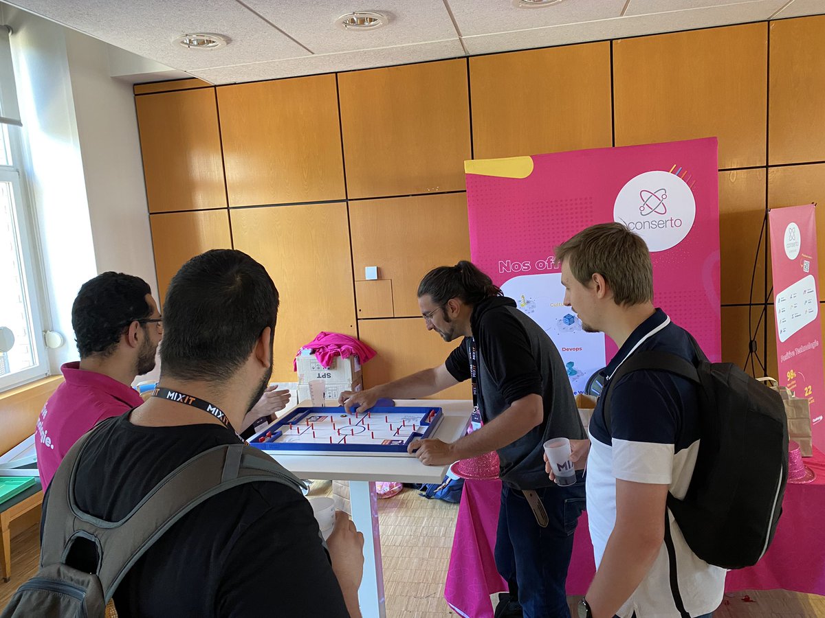 A_AzizBA's tweet photo. 2e jour au @mixitconf avec @_Conserto 
On a maintenant de vrais experts du Fingabol 😱 
#MiXiT22 #dev #devops https://t.co/8i9jjSGQr0