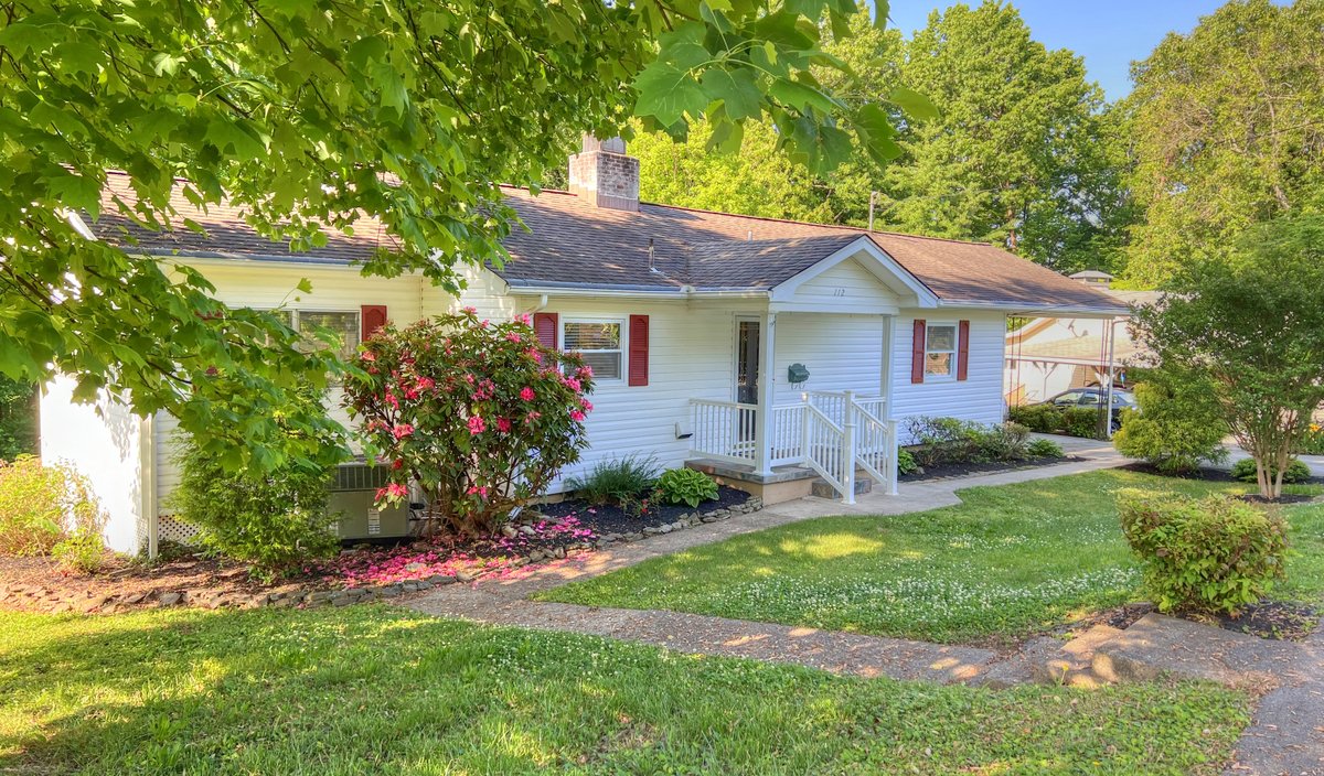 #SOLD #Congratulations
#112EuclidCir #OakRidge #MoveInReady #BasementRancher #LoadedWithCharm #UnfinishedBasement #BuyersCalled7Agents Rebecca was the only one to call them back! Rebecca, my friend and business partner, is #ARockStarRealtor
#UnitedRealEstateSolutions #Knoxville