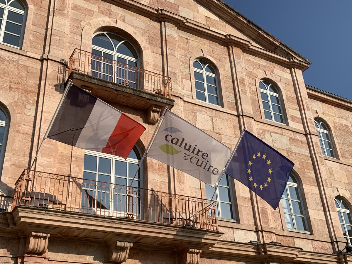 RCLyonCaluire's tweet photo. Mardi 17 mai 2022, Monsieur le Maire @PhilippeCochet nous accueillait chaleureusement à la Mairie de Caluire et Cuire @villeCaluire pour la remise de charte du @RCLyonCaluire 

Création du Rotary Club  Lyon Caluire https://t.co/tTxRNaaP75 via @YouTube https://t.co/NTKK3pwjJR