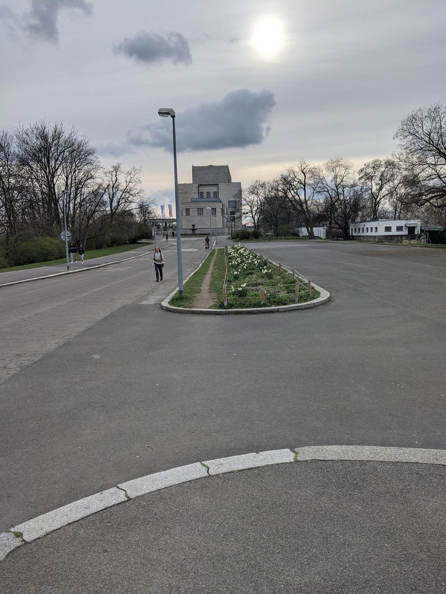 JanModracek's tweet photo. @Banker1200 Na druhou stranu je neméně pozoruhodné, že i když v moři asfaltu necháte uzoučký pruh trávy, lidská noha jej stejně nemine... https://t.co/at372TiXPQ