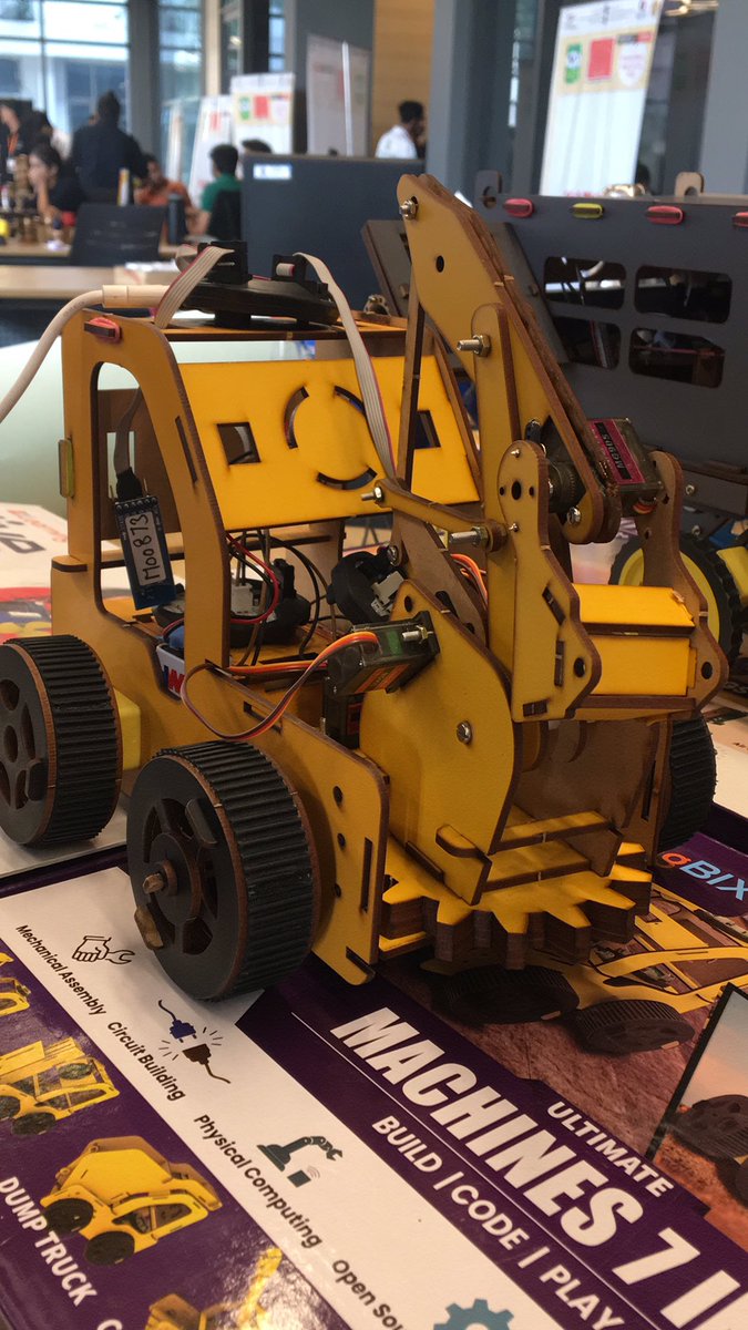 krishanShrmaa's tweet photo. This is a robotic lifter.
#toycathon @PMOIndia https://t.co/xndyWHEbPD