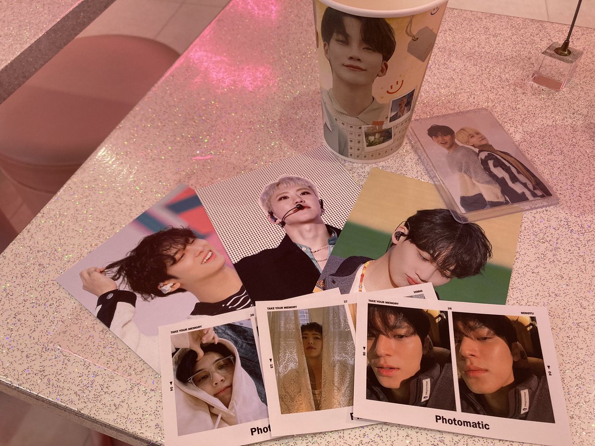 leecarat5's tweet photo. 先日@yolumlovesyou さんに
行かせていただきました💕
夕方だったので
#SEVENTEEN  だらけの空間でしばし休憩も

７周年お祝いできて嬉しい❤️

@mygravity_mg 様　
@Saturdaying615 様
@LovinIt1004 様ありがとうございました
ミンギュマステ購入したけどもったいなくて使えない https://t.co/MYcixScvly
