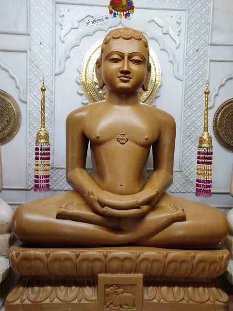 niharpatni07's tweet photo. @p_prashant3399 @Jainismrevival @ASIGoI @punarutthana @KarnatakaWorld @karnatakacom @DgpKarnataka @DalrympleWill @CPMysuru @IGP_SR_Mysuru @Mysuru @HISTORY Every idol of teerthankar is marked with a 'चिन्ह' at their foot.
For ex see the picture.Idol has a bull inscribed on it which is चिन्ह of 1st Teerthankar Adinath Swami. https://t.co/cGL2s7A595