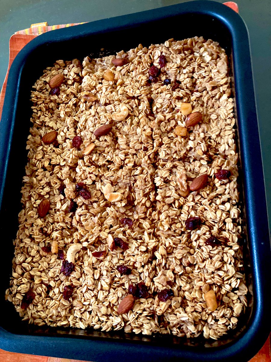 TomesReader's tweet image. No fuel (oats) in my body since April and naturally had a mini crash but even with AUNTYBIOTICS  I tried my hand at oat granola bars to munch during work and it came out not the GOLDEN Harry Styles would have approved by yum indeed. #Oatnotes #Oatgloats