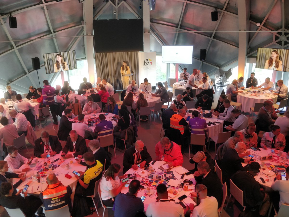 BeSafeBEL's tweet image. Ken jij het verschil tussen een gemeenschapswacht en een gemeenschapswacht-vaststeller? Is elke interventie van de brandweer gratis voor de burger? Onze burgers en veiligheidsprofessionals testen hun kennis tijdens een quiz op de conferentie van #WederzijdsRespect!