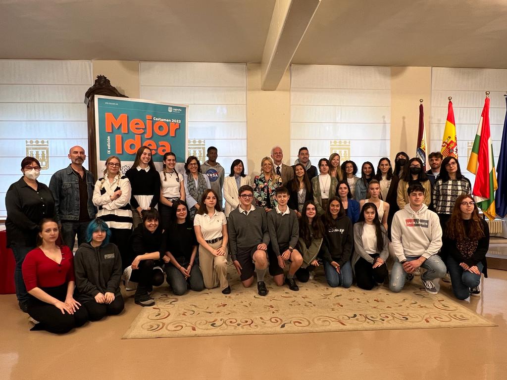 AytoLogrono's tweet photo. 🧑📜| El alcalde de #Logroño, @pablohermoso, ha entregado esta mañana los diplomas del IX Certamen Mejor Idea de 2022 de la Red de Puntos de Información Juvenil.

👉 Más info: https://t.co/kzeHTy8QDX 

#LogroñoEsJuventud https://t.co/XBmpcCsO2x