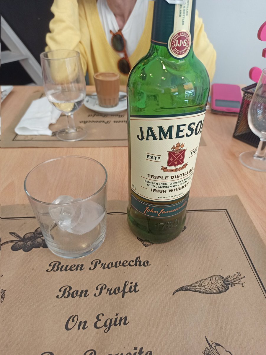 Tomando un <a href="/Jameson_es/">Jameson España</a> con Coca cola. Tengo que ayudar a amortizar un tractor <a href="/Tomy_Rohde/">Tom</a>