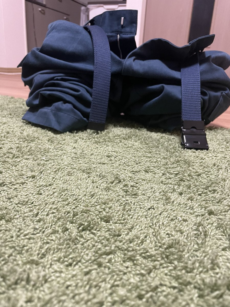 take__Ocean's tweet photo. 抜け殻
仕事終わって暑すぎて速攻脱いだわ https://t.co/4nKZZYIGEw