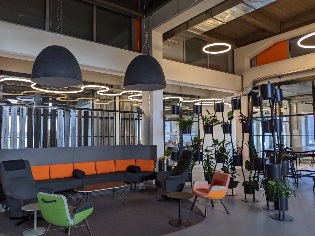 SZAG_Karriere's tweet photo. Unser erstes Präsenz-Teammeeting nach langer Zeit hatten wir im neuen Co-Working Space "Fit Future 51" #FF51 mitten auf dem Werksgelände in Salzgitter. Die Kreativ-Räume bieten tolle Möglichkeiten für Austausch und Zusammenarbeit. Hat sich gut angefühlt! 😁 https://t.co/WdtQpBSSxr