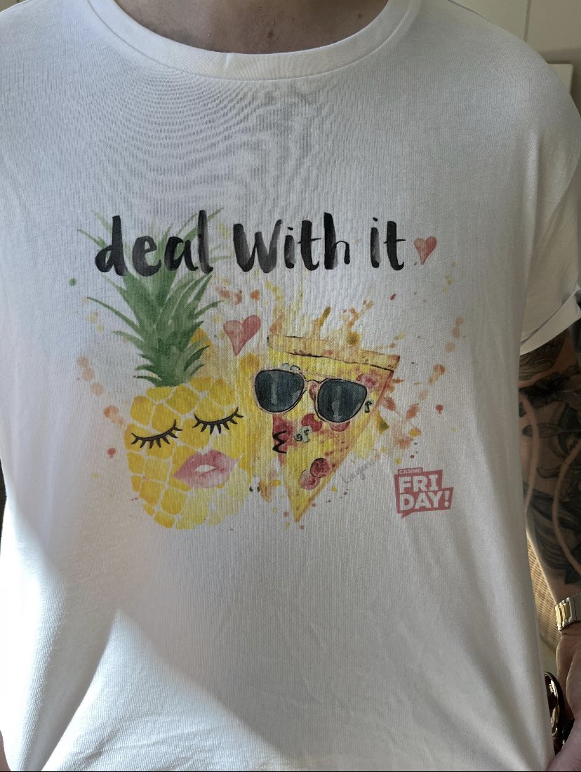 KingbonusTV's tweet photo. @Casino_Friday er på kjøret om dagen. Tenk å putte ananas på pizza!? Hvor hører denne kombinasjonen hjemme? Kjør debatt 😄 (kult design da, det skal dere ha)
#pineapple #pinapplepizza https://t.co/cbmz9mUd0l