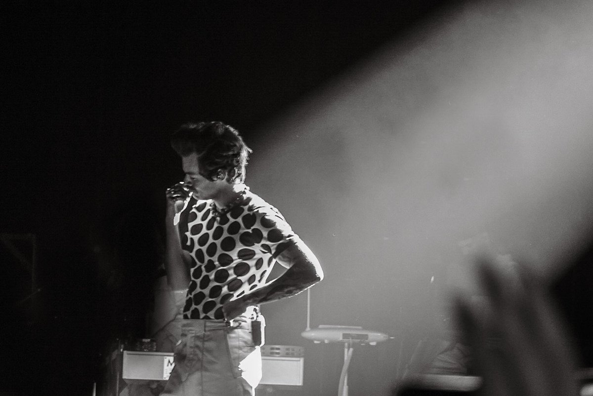 HLDTour's tweet photo. Harry Styles, live from O2 Academy. 
#HarrysHouse #ONOLondon 
24.5.22

📸: @denizashouse https://t.co/nVBD4XwGDu