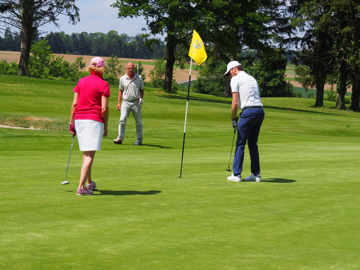 Unser 9. Charity-Golfturnier ging letztes Wochenede über die Bühne bzw. über den Rasen und schaffte ein Hole-in-one: 20.000 Euro wurden für unser „Parkinson-Projekt“ erspielt! Danke an alle Spender, Sponsoren, Helfer und diejenigen, die dabei "mitgespielt" haben!