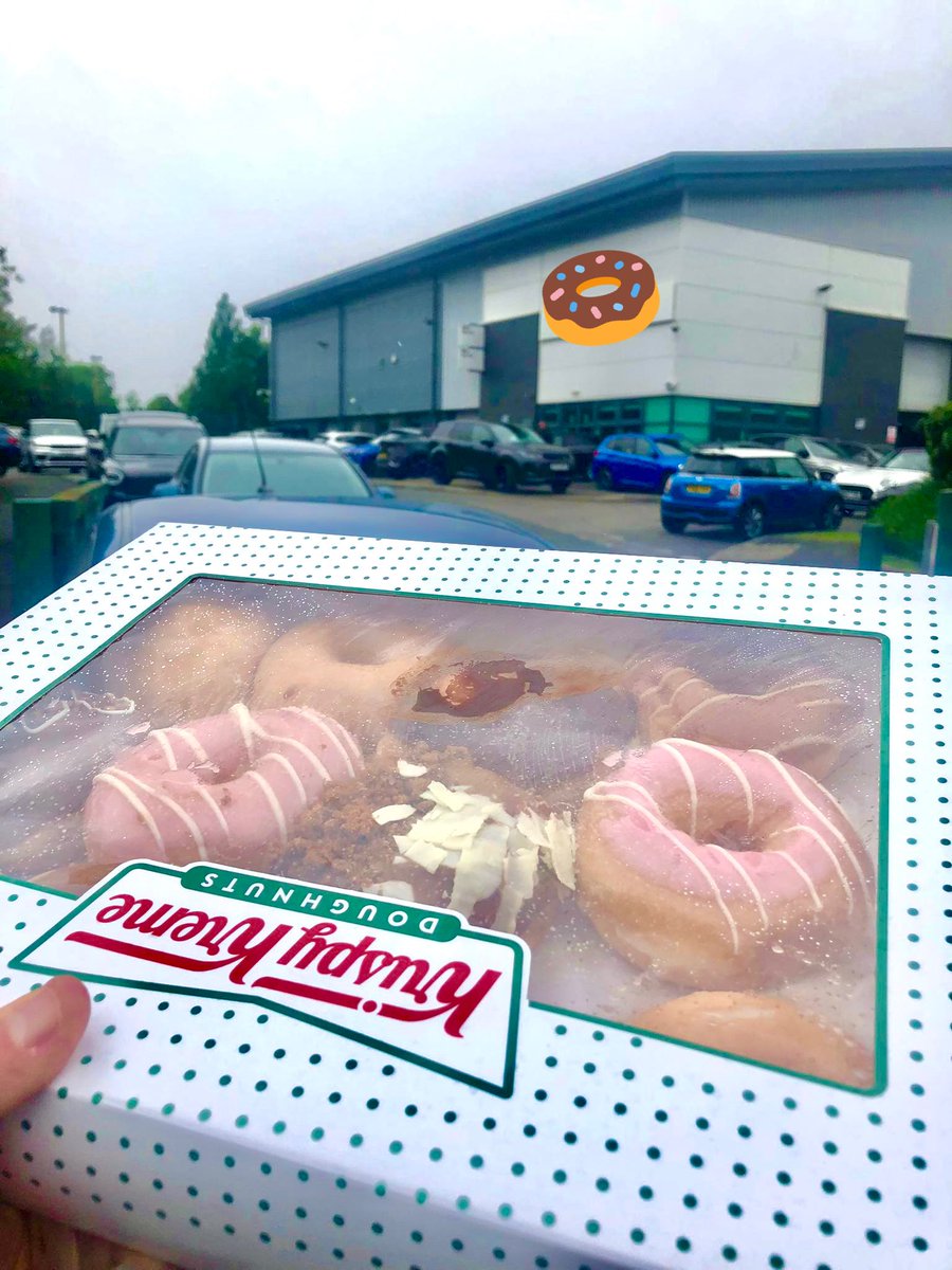Out today at our local bodyshop turning yellow cars into green🚘🚖🛺 getting some feedback📝 and of course turning up with the goods🍩 <a href="/jackrwlongton/">Jack Longton</a> <a href="/tom_coghill/">Tom Coghill</a> <a href="/chrisbrowny10/">Chris Brown</a>