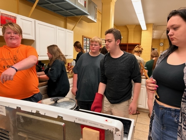 CentralCSD's tweet image. Students learned how to make vegetable stir fry, ramen &amp;amp; lo mein noodles, &amp;amp; Crab Rangoon on the last day of school.  They also cooked chicken, pork meatballs &amp;amp; learned how to use chopsticks!