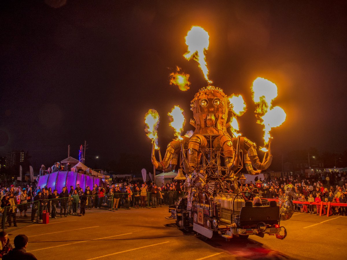 GeoKs's tweet photo. @Beakerhead Beakerhead's unmissable elements = 1) the awe-inspiring and educational experiences! and 2) the amazing crew of volunteers. 😊🙏 https://t.co/FnUjCIXiD0