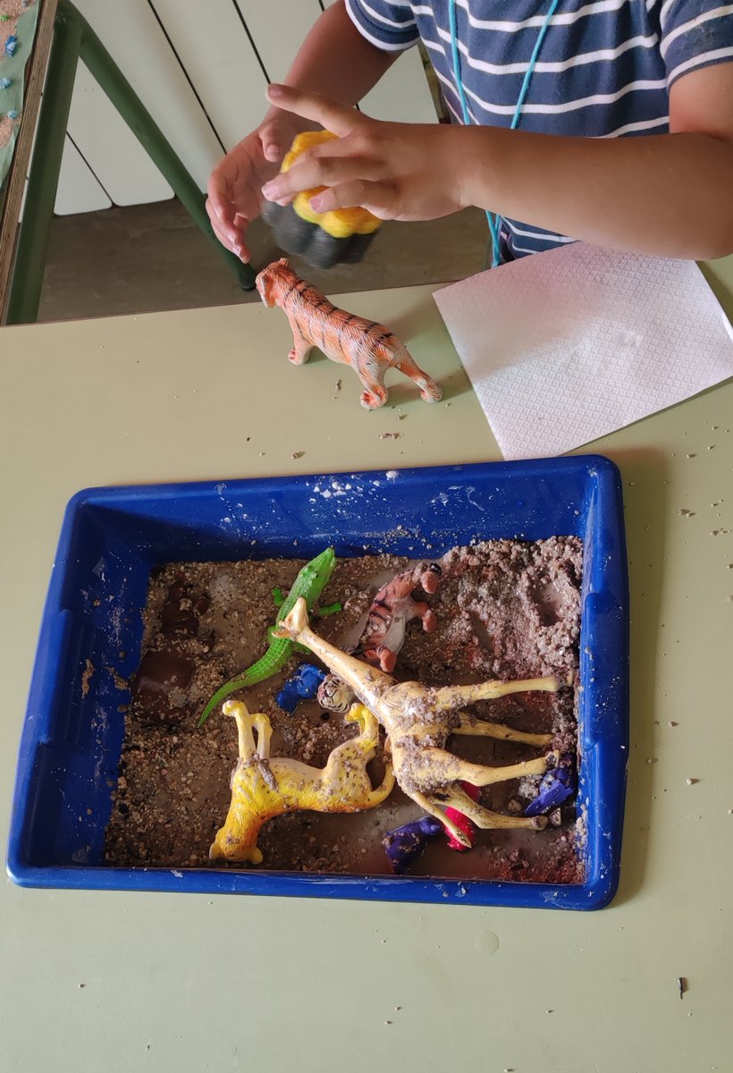 Los niños de 3 años estamos trabajando el proyecto de los Animales. Esta semana en las bandejas sensoriales hemos jugado a limpiar a los animales. ¡Qué sucios se habían puesto! ¡Y qué bien nos lo hemos pasado!