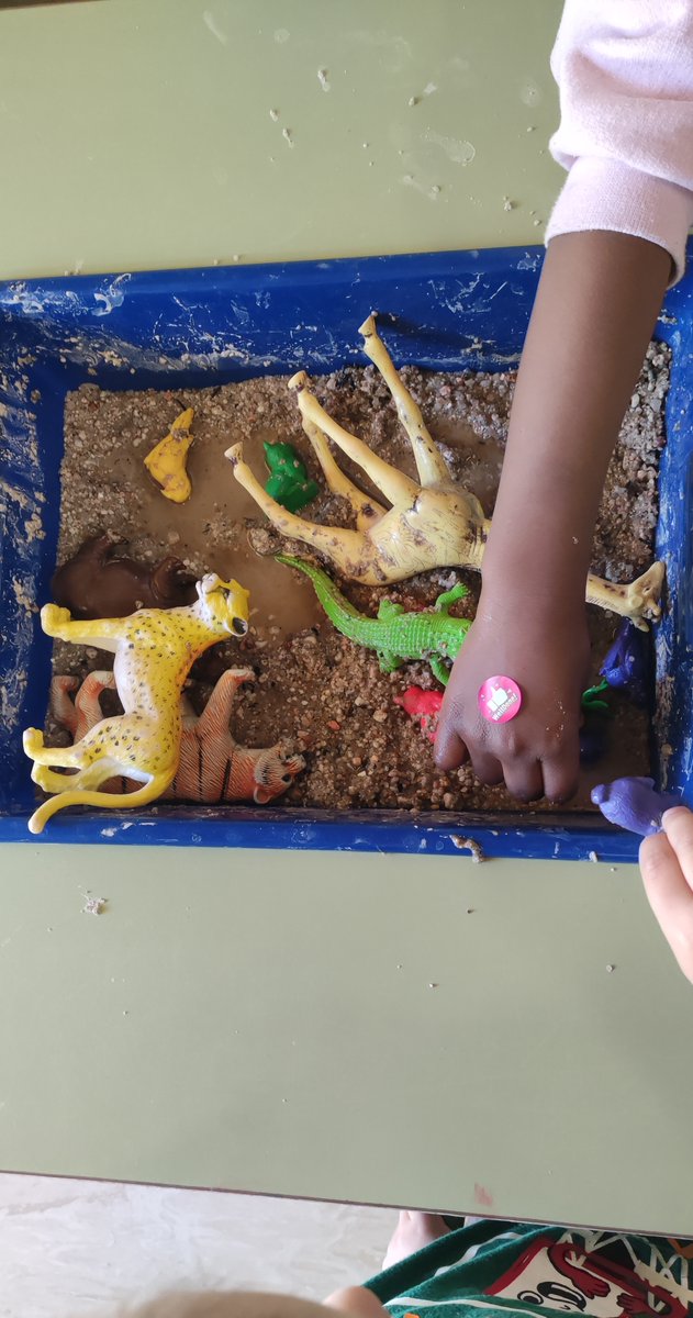 LDV_Fuenlabrada's tweet photo. Los niños de 3 años estamos trabajando el proyecto de los Animales. Esta semana en las bandejas sensoriales hemos jugado a limpiar a los animales. ¡Qué sucios se habían puesto! ¡Y qué bien nos lo hemos pasado! https://t.co/uq8yE8jYGC