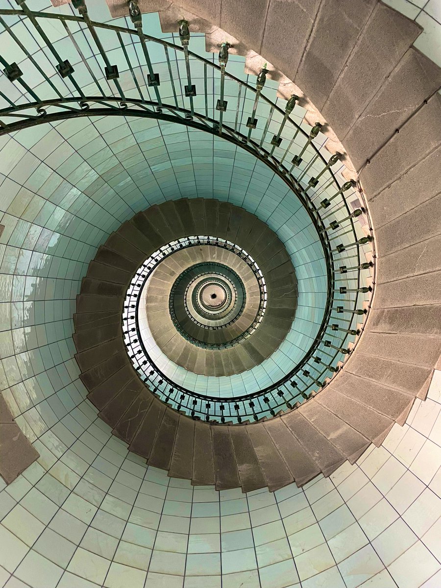 abf1's tweet photo. Lundi j’étais sur l’île Vierge avec @Gardien2Phare et @gersalou pour faire les images de « Tuba » un des trois films que je vais présenter cet été dans la maison-phare de l’île Wrac’h.
Tournage incroyable. Images vertigineuses. Le film a reçu le soutien @littoral_cd. Merci. https://t.co/YFGhaO1cp5