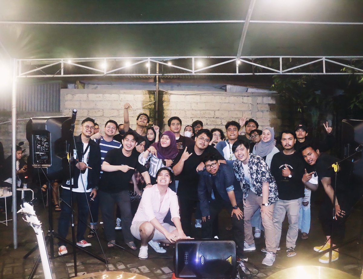 halunan_'s tweet photo. Kemeriahan Halunan Showcase di KoFi✨

Kali pertama kami bertukar energi secara langsung. Terima kasih teman-teman @kofiforcoffee kesempatannya yang telah mengizinkan  tempatnya untuk berekspresi &amp; berkarya.

#Halunan #EPLiveSession https://t.co/ocZOgCSBNT