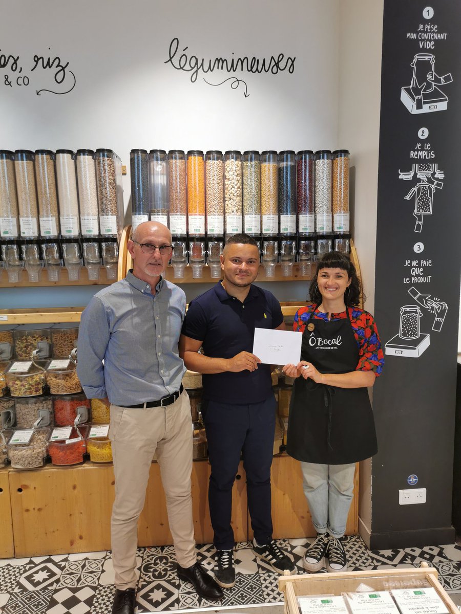 Aujourd'hui à Nantes l'équipe commerciale pro de <a href="/GroupamaLB/">GroupamaLB</a> remettait le prix Trophée pro à <a href="/johannalemau/">Johanna Le Mau</a> pour son projet  engagé et solidaire de boutiques en vrac à Nantes <a href="/OBocal/">ÔBocal</a>. 👏👏👏 #RSE #tropheepro