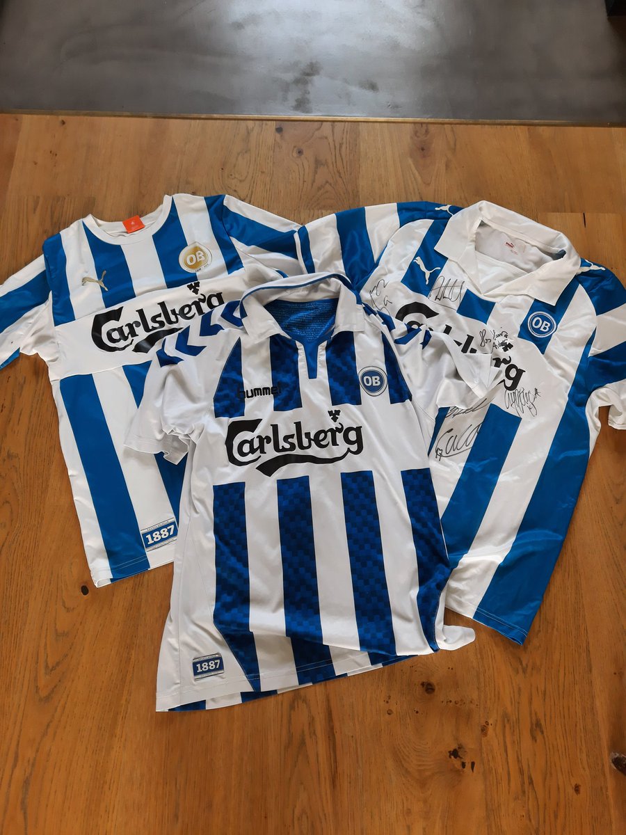 KaspJohannessen's tweet photo. Skal du til Brøndby i morgen og se Pokalfinale? Mangler du af en eller anden grund en stribet trøje at tage på? Så giver jeg gerne mine gamle væk.
Det er med guldlogo i medium, hummel i large og med autografer i xxl. #obdk #obfcm #sydbankpokalen #striwerne https://t.co/cw5T1nfN1Q