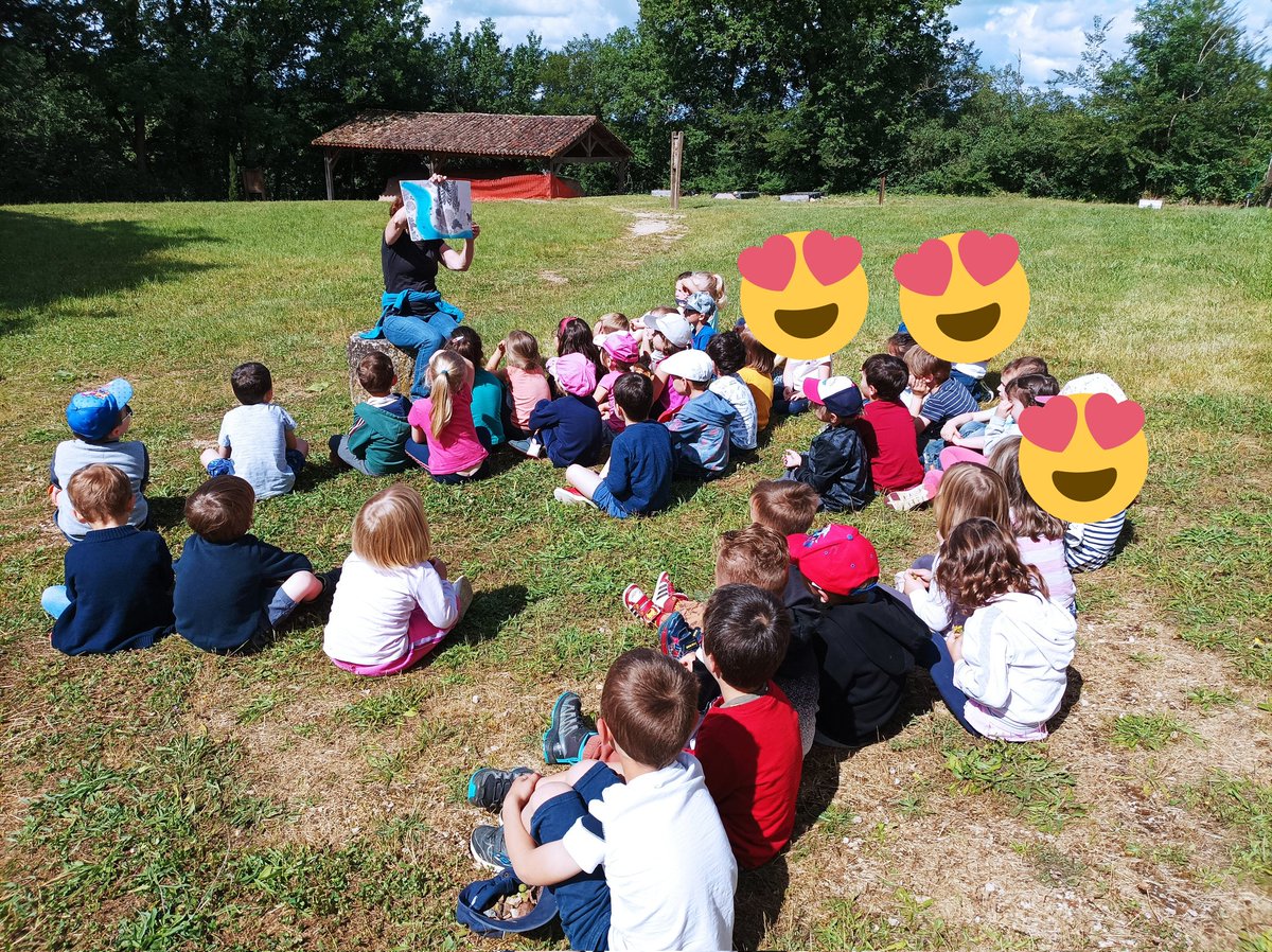 GS_Beruges's tweet photo. Ce matin, nous avons été dans le jardin archéologique où maîtresse Sandrine nous a offert la lecture de "La grande glissade de l'ours". https://t.co/5twW0yf6aW
