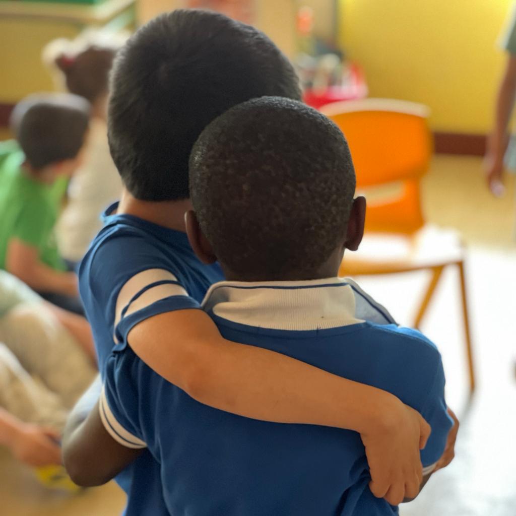 En las clases de 4 años, a partir del cuento "Cartas en el bosque" de <a href="/susannaisern/">Susanna Isern</a> realizamos una actividad muy bonita.
Decidimos escribir cartas a nuestros compañeros de la clase de al lado, después nos unimos y leímos lo que cada uno había escrito.
Así estamos más unidos! 💕