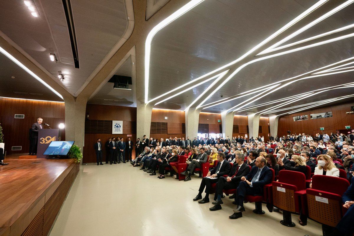 Palazzo_Chigi's tweet photo. #Dia, Draghi: Oggi celebriamo il lavoro iniziato con il pool antimafia della Procura di Palermo, di cui facevano parte Giovanni #Falcone e Paolo #Borsellino. E che vede in voi e nel resto della magistratura e delle forze dell’ordine i protagonisti https://t.co/UMCxIbQjsX