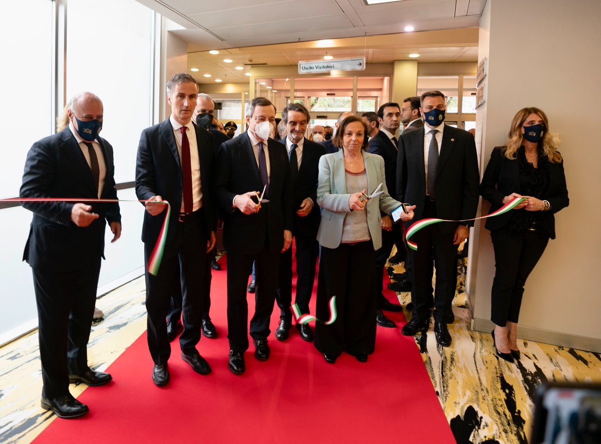 Palazzo_Chigi's tweet photo. #Dia, Draghi: Oggi celebriamo il lavoro iniziato con il pool antimafia della Procura di Palermo, di cui facevano parte Giovanni #Falcone e Paolo #Borsellino. E che vede in voi e nel resto della magistratura e delle forze dell’ordine i protagonisti https://t.co/UMCxIbQjsX