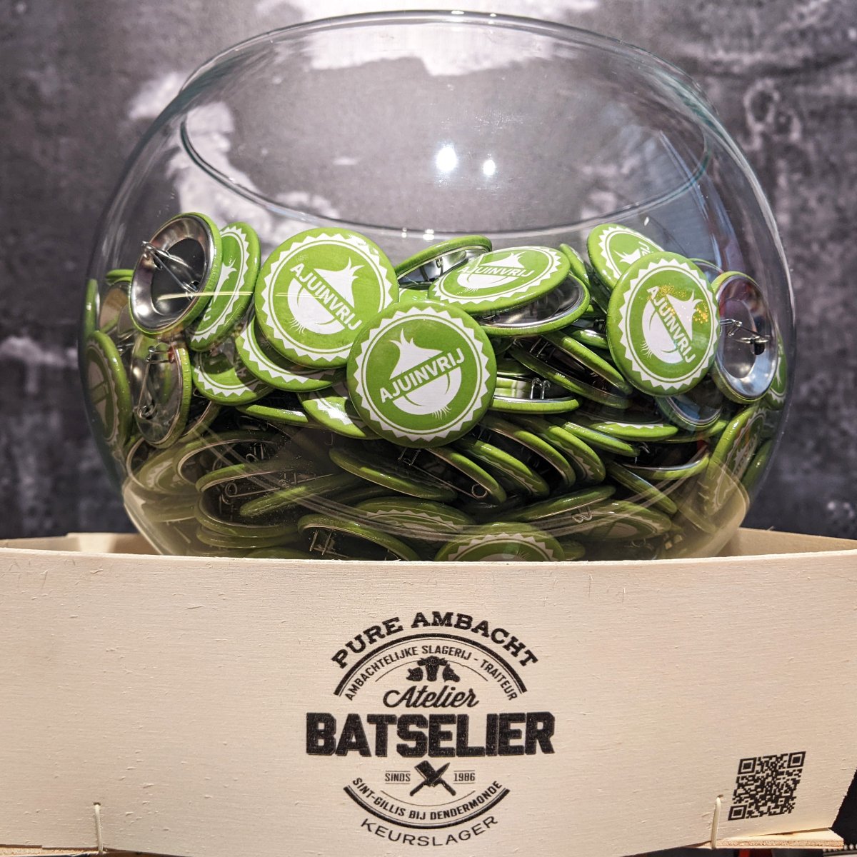 ajuinvrij's tweet photo. De allerlaatste #ajuinvrij buttons zijn vanaf vandaag gratis af te halen bij Atelier Batselier.
Heb je nog kopvlees of paardenworsten nodig en wens je te pronken tijdens de #rosbeiaard #ommegang in #dendermonde, het is nu of nooit. Op = op! https://t.co/Qj9cIQW7C9
