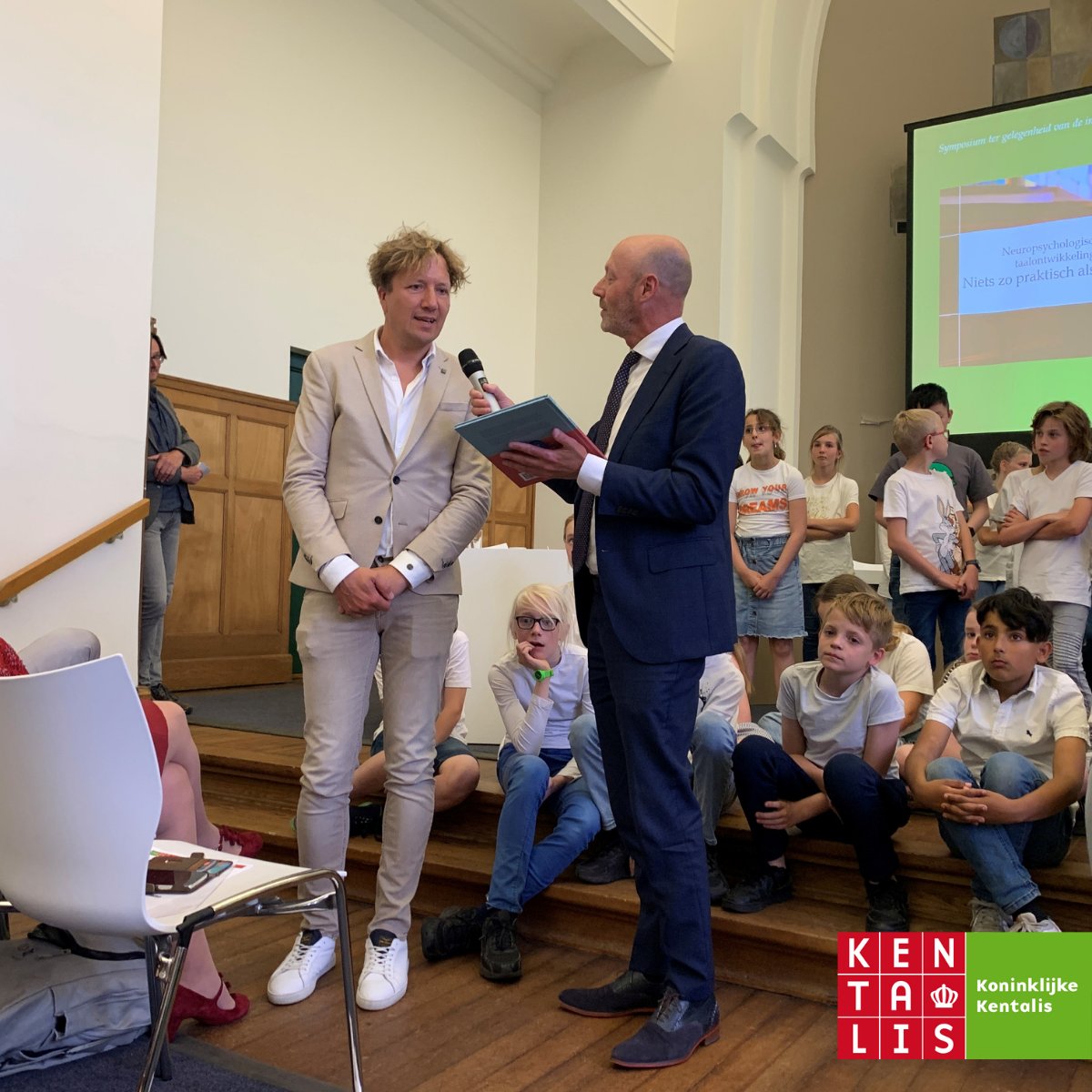 Na het kindercollege ter ere van de oratie van <a href="/ConstanceV37/">Constance Vissers</a> bedankt Oscar Dekker, voorzitter raad van bestuur Kentalis, <a href="/klaasmans/">Klaas van Kruistum</a> namens de kinderen en Kentalis met een stripboek over #TOS