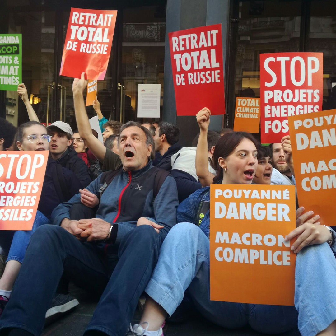 BreakfreeCH's tweet photo. 👏🏼 Thundering applause for #BlocageTotal ! Today 250 climate activists managed to block Total's AGM. 
 
Supported by the 🇫🇷 state &amp; several 🇨🇭banks, @TotalEnergies is pushing for fossil fuel expansion all over the world 
#StopEACOP #StopArticLNG #StopVacaMuerta #StopMozambiqueLNG https://t.co/J6M3chO21w