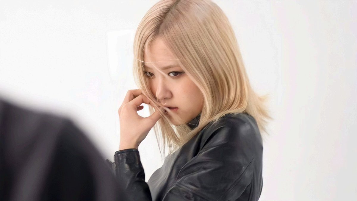 roseannetdk's tweet photo. ROSÉ slays with short hair 😍
She's so attractive 🔥❤

ROSÉ FOR ROLLING STONE
#ROSÉxRollingStone
#ROSÉ #로제 https://t.co/Y30EM599ui