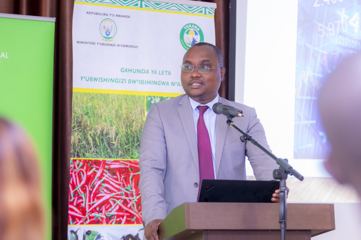 RwandaAgri's tweet photo. Hon. @Ngabitsinze also requested development partners and the private sector to increase their involvement and expand the programme and its sustainability, encouraging #farmers to participate through education and improved financial literacy for farmers. #Tekana https://t.co/3eYnnfprdI