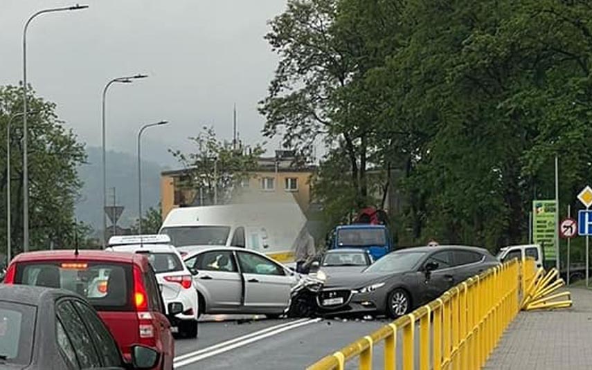 wadowiceonline's tweet photo. Zderzenie na andrychowskiej Górnicy: https://t.co/F5VAmtsnMB
#andrychów #dzwon #wypadek #zderzenie #powiatwadowicki @wypadkiwadowice @RadioKrakow #straż #policja #zrm https://t.co/hul8Q1TeOT