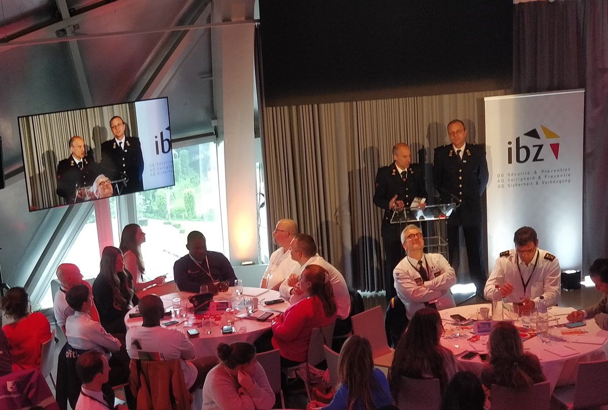 BeSafeBEL's tweet image. Ook de brandweer legt de deelnemers van de conferentie het vuur aan de schenen met hun vragen over wat er kan en wat er mag tijdens hun interventies. Gelukkig hebben we Jan Jorissen en Jan Van Roey die als gezichten van de campagne de antwoorden duiden! #wederzijdsrespect