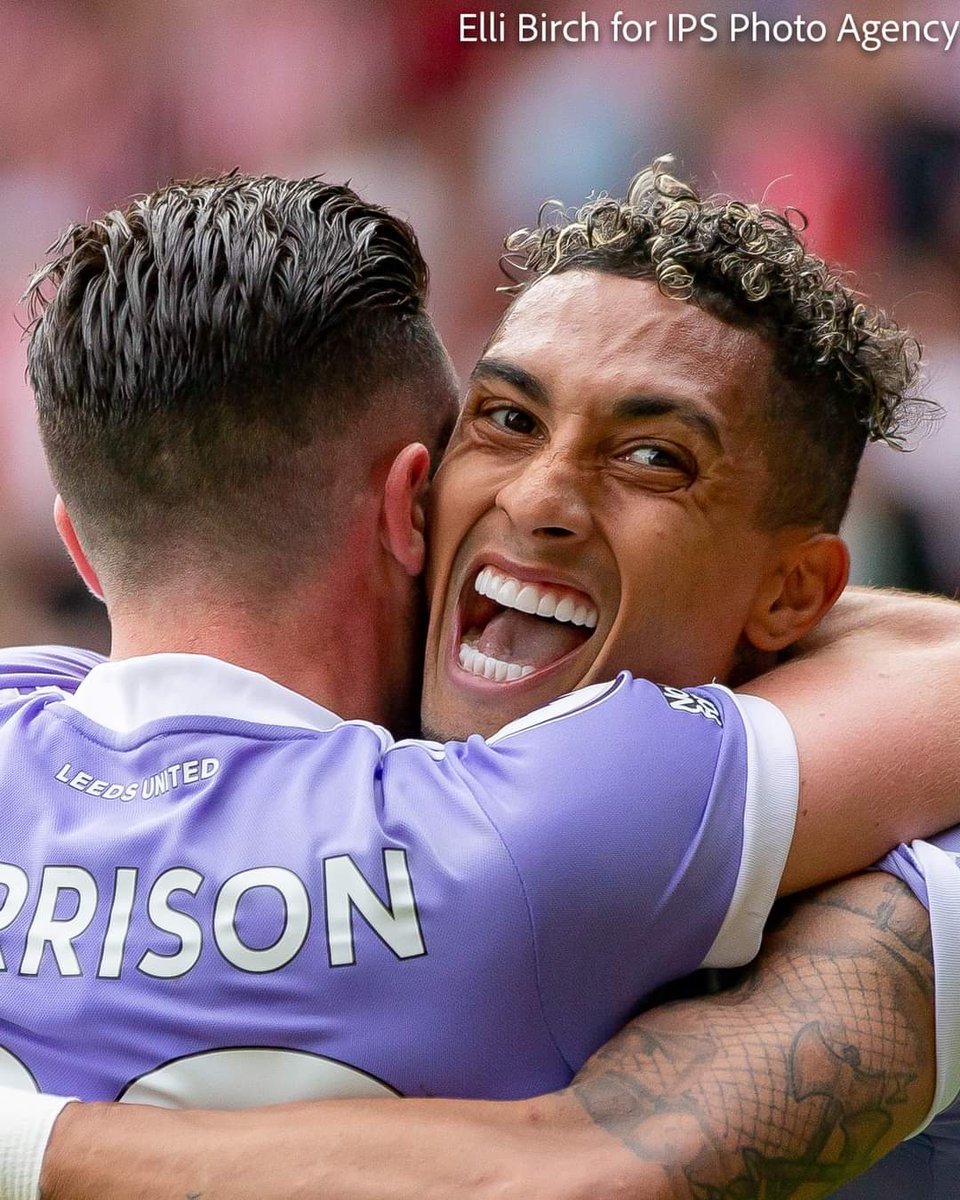 Fortheluvofcake's tweet photo. My last PL game of the 21/22 season saw @LUFC take three points at @BrentfordFC in extra time to avoid relagation  🐝💮 FT: 1-2 https://t.co/Bl5fInoScb