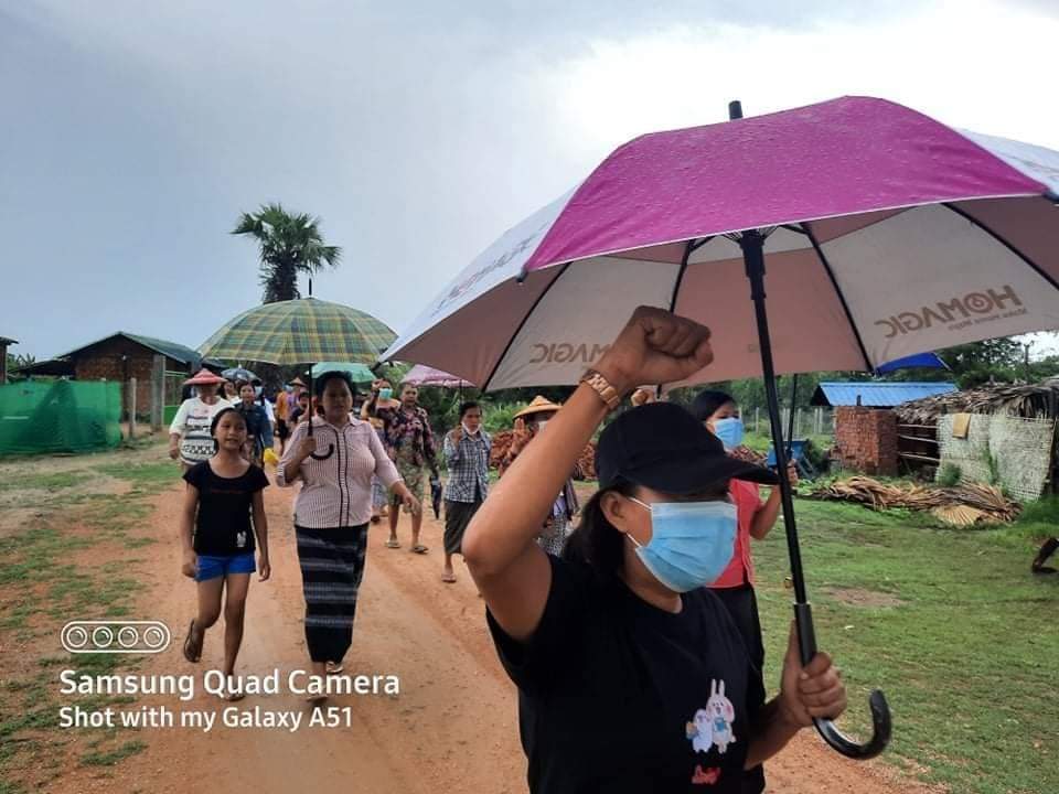 Khithitofficial's tweet photo. ဆားလင်းကြီးတွင် ကျောင်းသား၊ ပြည်သူများ ဦးဆောင်ကာ အကြမ်းဖက် စစ်တပ် သွေးစွန်းငွေ ဖြတ်တောက်ရေး ချီတက် ဆန္ဒပြ 

ရန်ကုန်၊ မေ ၂၅ 
Read More -> https://t.co/OYJyosHXfT https://t.co/p9FusYuwqZ