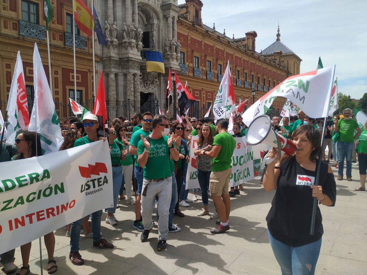 usteaeducacion's tweet photo. HUELGA por la ESTABILIZACIÓN del COLECTIVO INTERINO DOCENTE. Concentración ante la Presidencia de la @AndaluciaJunta, exigiendo procesos de estabilización reales:
✅ aumento plazas #Estabilización
✅ #BajadaDeRatioYa
✅ #NiUnaClaseMenosEnLaPública
✅ aumento plantillas docentes https://t.co/Qpi87kmWqv