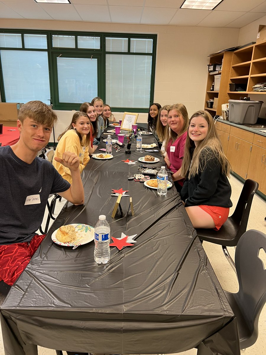 heatherldingus's tweet photo. What an amazing morning at our annual Mulberry Senior Breakfast! Seeing so many seniors who attended MLB and hearing their memories was so fun! Thank you to @ahtbiscuit for supporting our school with a delicious breakfast for the seniors. @MulberryEagles https://t.co/3I1QTD1NEX