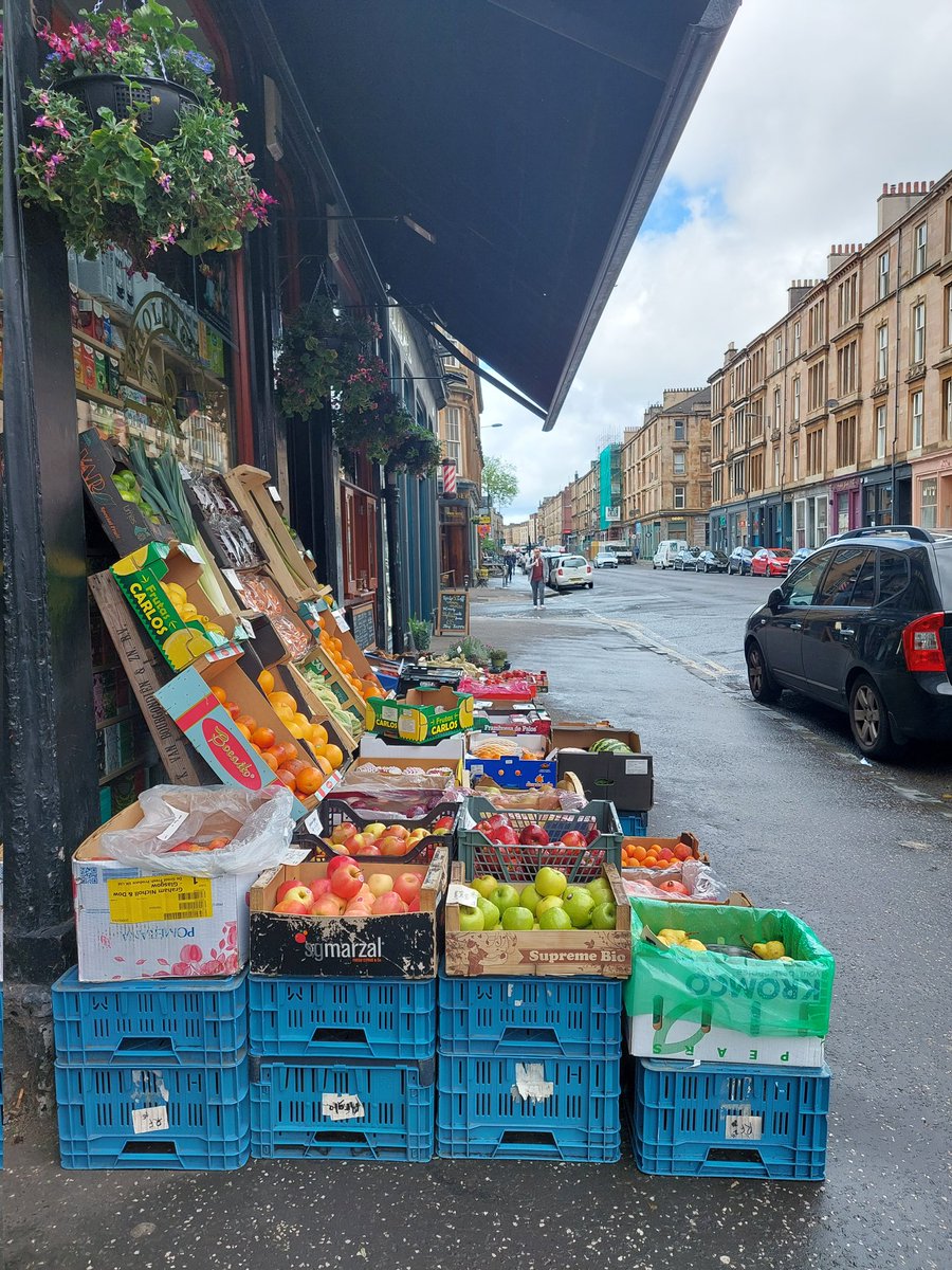 mregmimr's tweet photo. In #Pavement, #padestrian #track #blockade #Glasgow @GlasgowCC in #ArgyllStreet #Indian? #grocerryshop next to #bar https://t.co/If8AWoEhyN