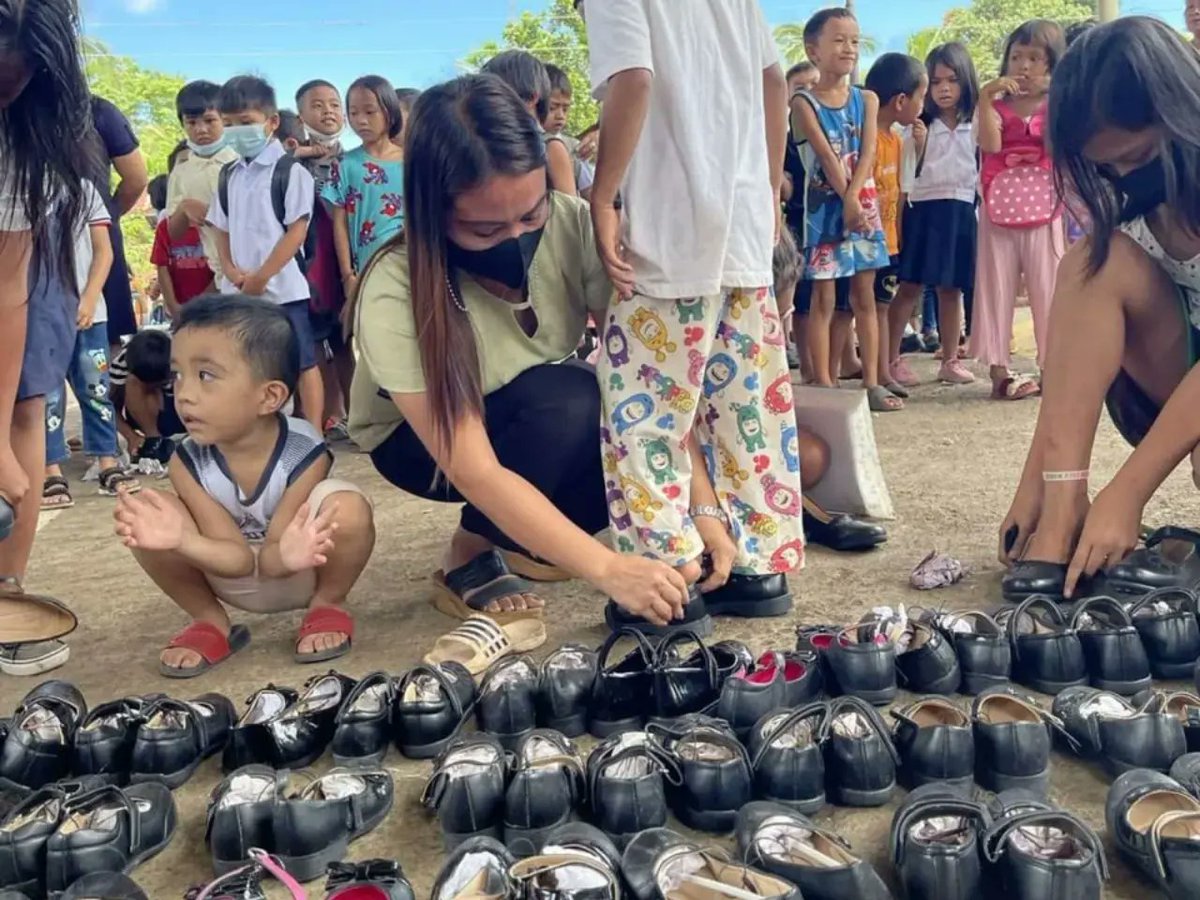 DimalulupigH's tweet photo. CLAVERIA, Misamis Oriental – The 58th Infantry Battalion facilitated the Share Shoes campaign by the DSWD-X, DepEd, and LGU of Lagonglong, at the Covered Court of Brgy Umagos, Lagonglong, Mis Or, May 23, 2022.

#58thInfantryDimalulupigBattalionTroopers 
#AFPyoucanTrust https://t.co/89KddJDNlz