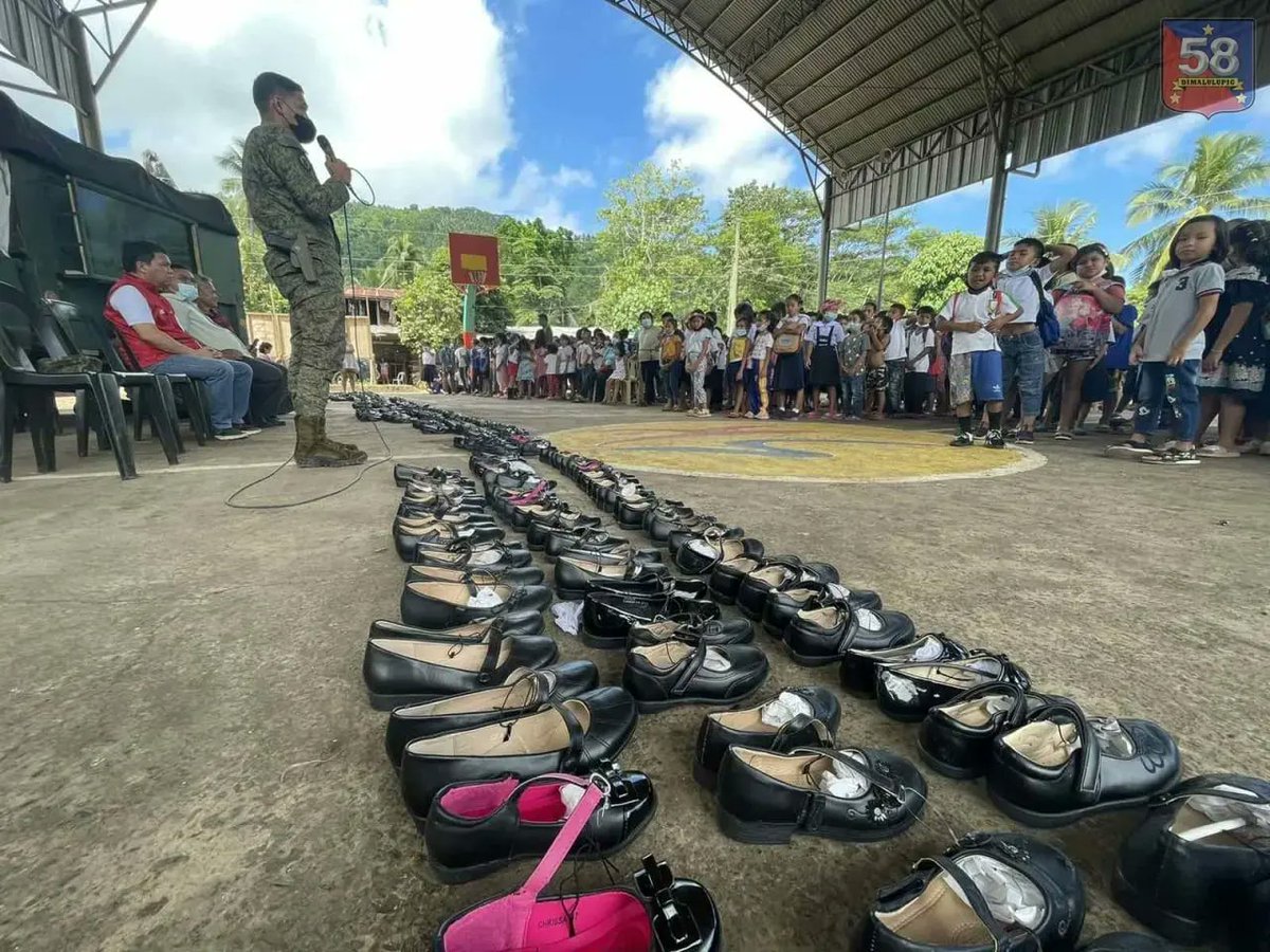 DimalulupigH's tweet photo. CLAVERIA, Misamis Oriental – The 58th Infantry Battalion facilitated the Share Shoes campaign by the DSWD-X, DepEd, and LGU of Lagonglong, at the Covered Court of Brgy Umagos, Lagonglong, Mis Or, May 23, 2022.

#58thInfantryDimalulupigBattalionTroopers 
#AFPyoucanTrust https://t.co/89KddJDNlz